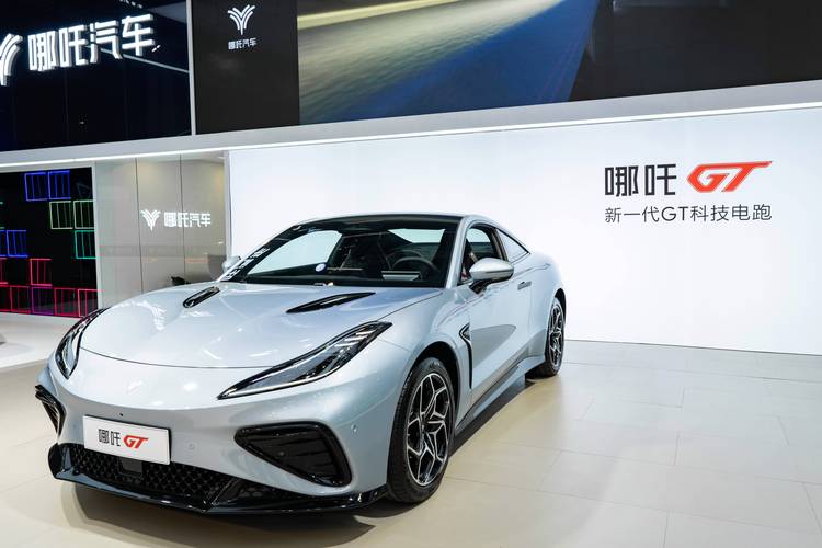 惠州296哪吒汽车在智能汽车领域的表现，领途汽车在新能源汽车市场中的影响力